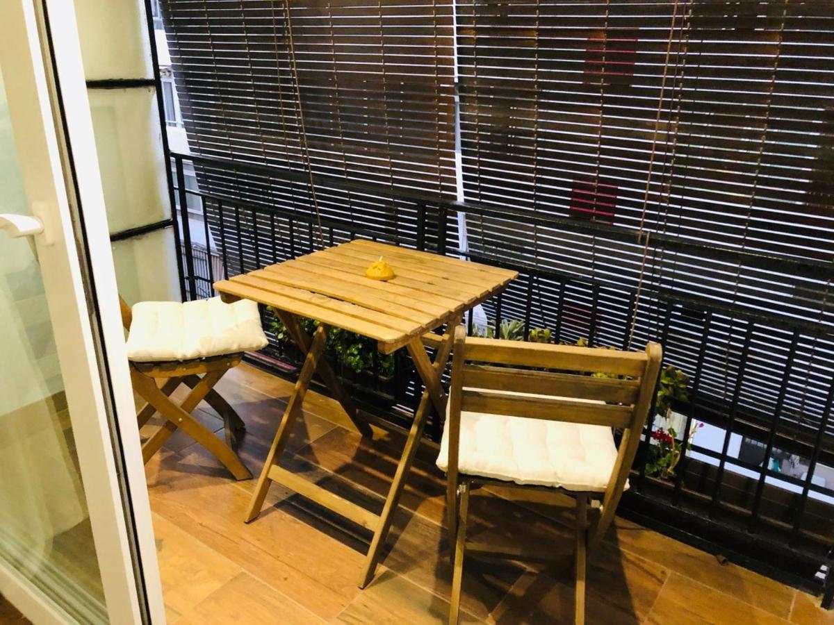 Petit Apartment Los Remedios Seville Exterior photo